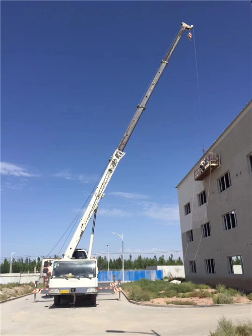 龙山县“轻装强干”—— 吊车的 “轻量化臂架” 技术